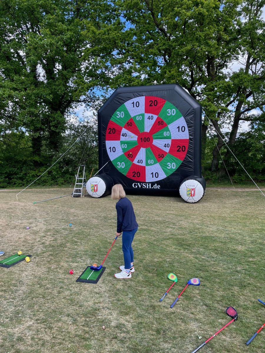 02 Pitchen an die neue Dartscheibe.jpg